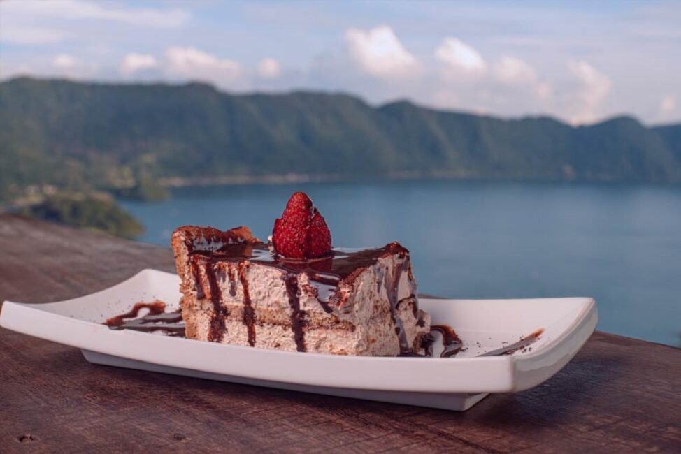 Bitą śmietaną wypełnione ciasto francuskie